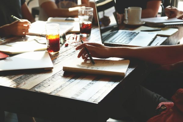 Creatividad y procesos en la toma de decisiones grupales