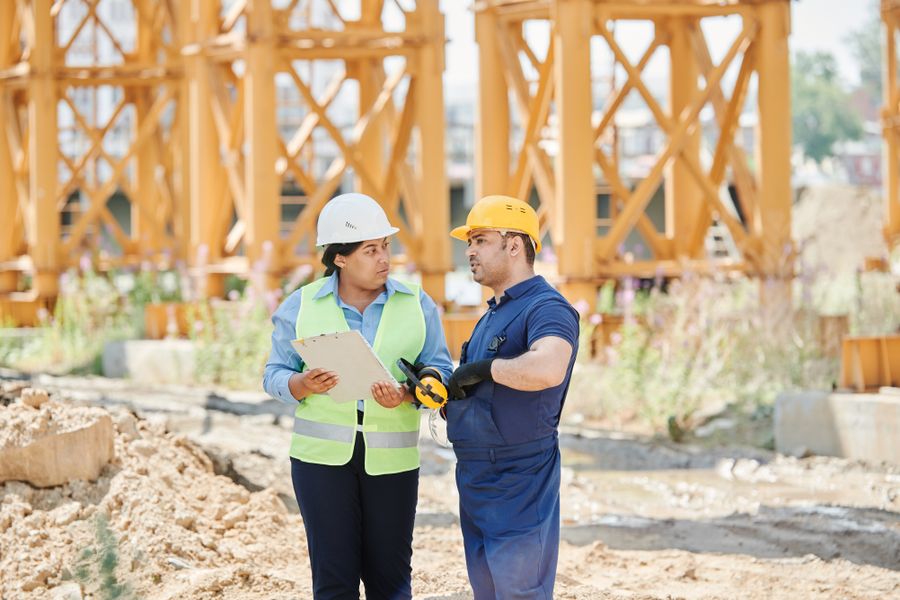 Ingenieros en una obra de construcción