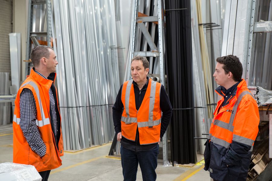 Equipo de logística en un almacén