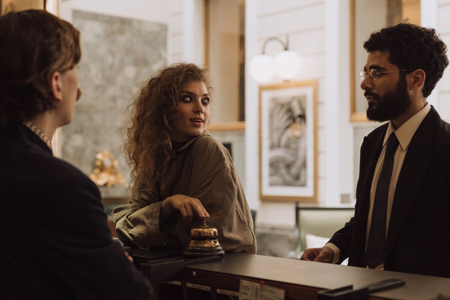 Atención al cliente en la recepción de un hotel