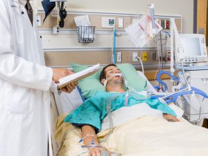 CUIDADOS AUXILIARES DE ENFERMERIA EN LA UNIDAD DE CUIDADOS INTENSIVOS
