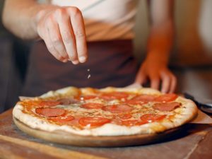 Preparación y servicio de bebidas y comidas rápidas en el bar