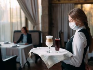 Servicio básico de alimentos y bebidas y tareas de postservicio en el restaurante