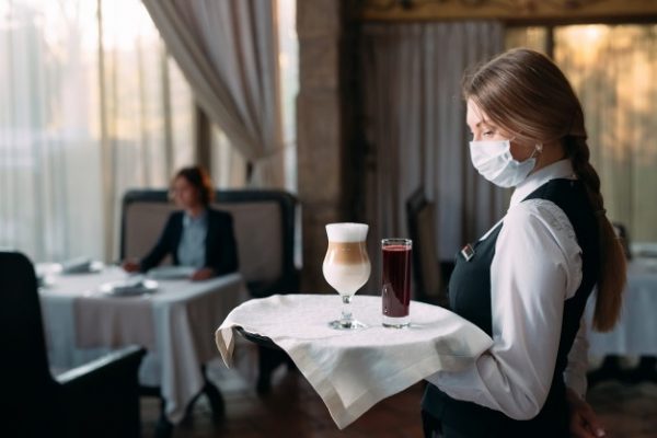Servicio básico de alimentos y bebidas y tareas de postservicio en el restaurante